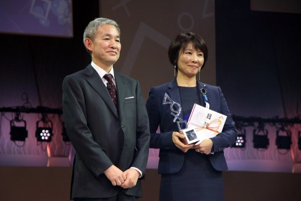 Berhasil menang Playstation Awards 2015, Kojima tak hadir. Ia diwakili oleh representatif dari Konami tanpa banyak detail apa yang sebenarnya tengah terjadi.