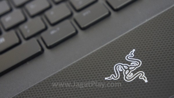 Sayangnya, logo Razer di bagian terbawah keyboard ini justru tak mendapatkan perlakuan 