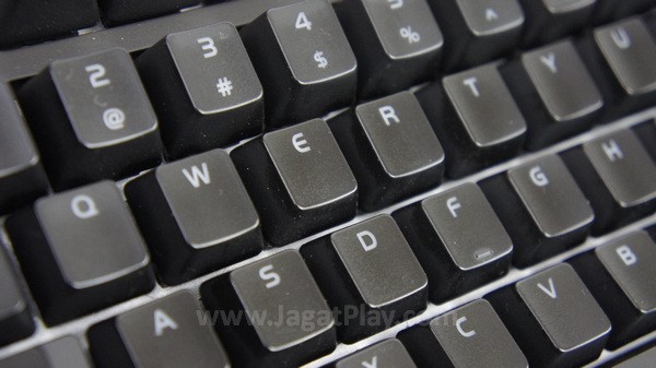 Harus diakui, jika tak terhubung dengan PC, keyboard ini terlihat biasa dan membosankan.