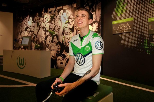 Seorang pemain pro game sepakbola dari EA - FIFA direkrut oleh tim sepakbola resmi Jerman sebagai bagian skuad.