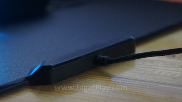 Mousepad dengan kabel USB? What?