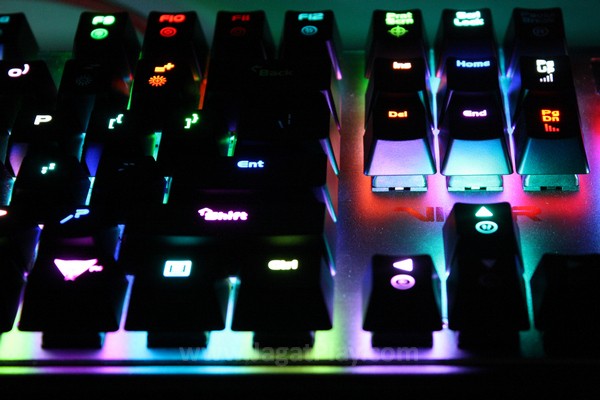 Review Viper V760: Tangguh dan Dapat Diandalkan! 2 Spektrum warna yang luas, sampai 16,8 juta kombinasi, membuat keyboard ini terlihat meriah