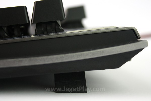 Review Viper V760: Tangguh dan Dapat Diandalkan! 5 Kaki penopang keyboard membuatnya semakin tinggi