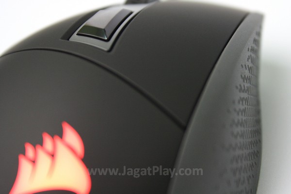 Lengkungan di sisi mouse memberikan grip ekstra ketika mengangkat mouse