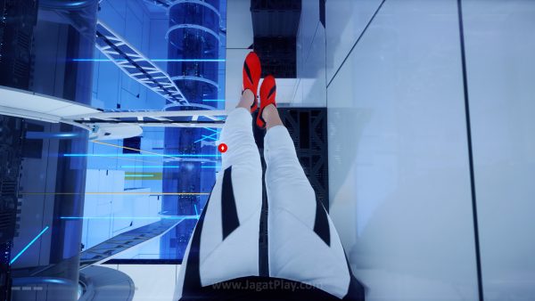 Sensasi parkour yang jadi nilai jual utama franchise ini terasa semakin sempurna. Ia mengalir dan intuitif dengan kontrol yang disederhanakan.