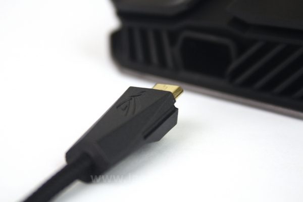 Dari Wireless, mouse ini dapat dengan mudah menjadi mouse kabel