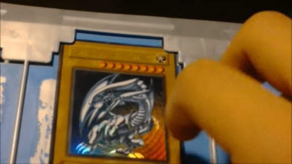 Penuhi Mimpi, Yu-Gi-Oh Digabung dengan HoloLens 1 Seorang user Youtube berhasil mengkombinasikan teknologi AR Microsoft - HoloLens dan Duel Disk Yu-Gi-Oh.