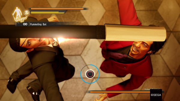 Review Yakuza 0: Serius Tapi Santai! 13 Pertarungan boss terkadang memuat scene animasi QTE yang keren.