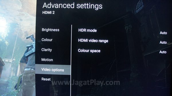 Kami sendiri menggunakan Sony Bravia X80D yang memang sudah mendukung fitur HDR di format 4K.