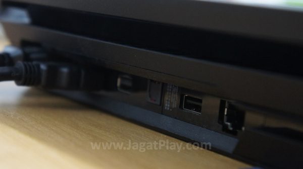 Pastikan Anda menggunakan kabel HDMI bawaan PS4 Pro untuk memanfaatkan fungsi HDR tersebut.